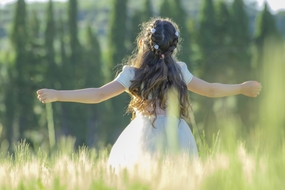 绿色春天原野美女背影图片